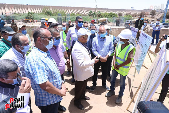 المهندس كامل الوزير يتفقد أعمال تنفيذ 4 محاور على النيل بمحافظة أسوان (8)