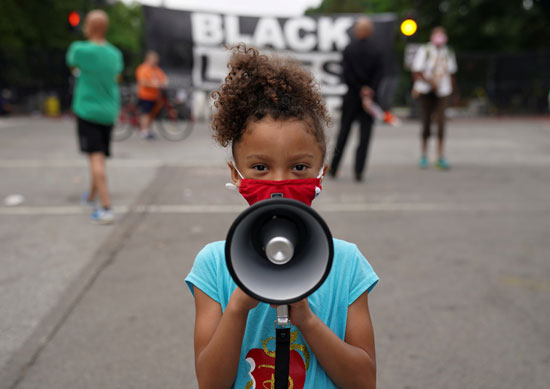 طفلة تشارك فى الاحتجاج فى واشنطن