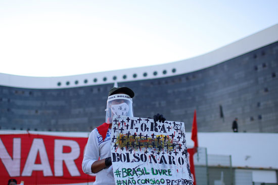 متظاهر يشارك في احتجاج ضد الرئيس البرازيلي جاير بولسونارو