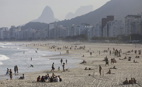 البرازيليون على أحد الشواطئ