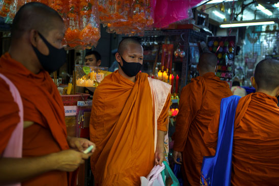 رهبان بوذيين يقومون بشراء احتياجاتهم