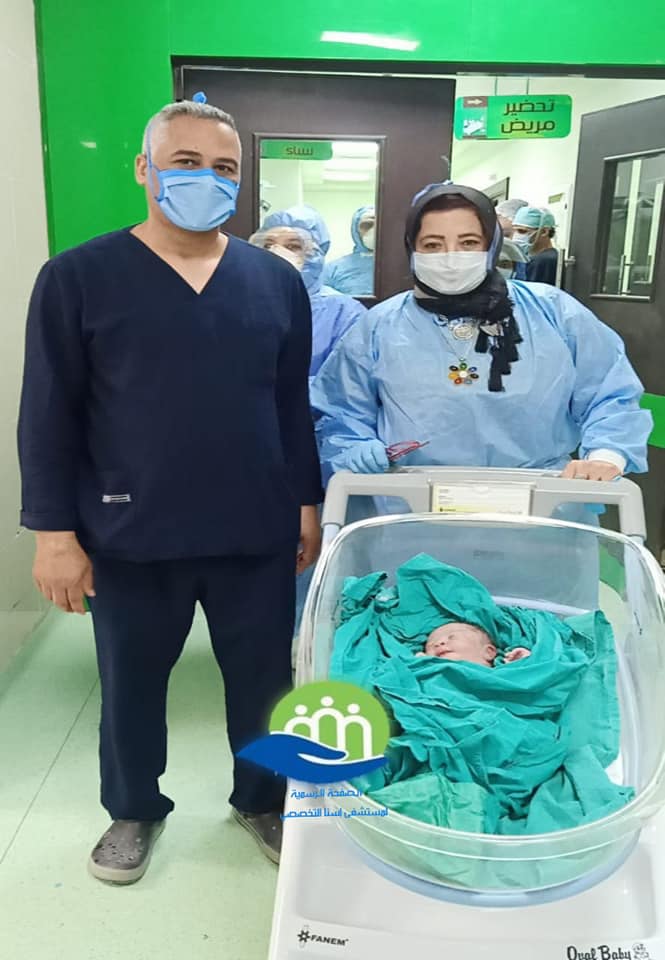 مدير المستشفى مع المولودة الجديدة