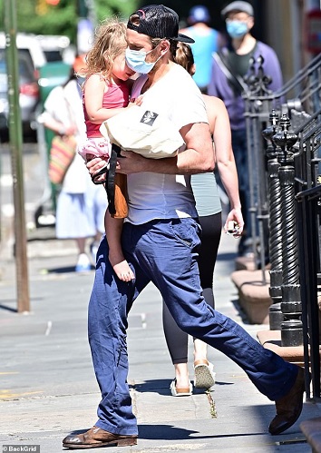 برادلي كوبر يحمل ابنته (3)