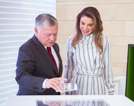 الملكة رانيا تشارك زوجها في مشاريعه