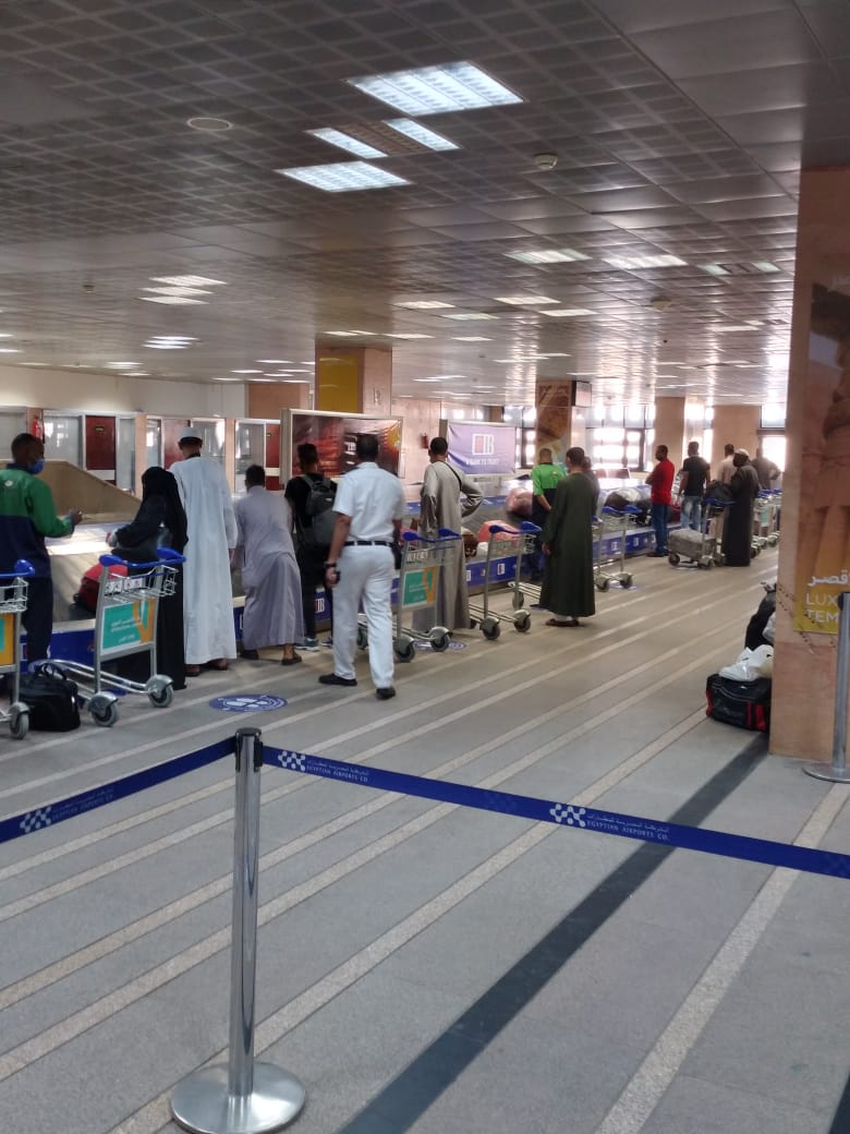 مطار الأقصر يشهد عودة أول رحلة دولية من جدة لإعادة 150 مصرياً عالقاً بالسعودية (4)