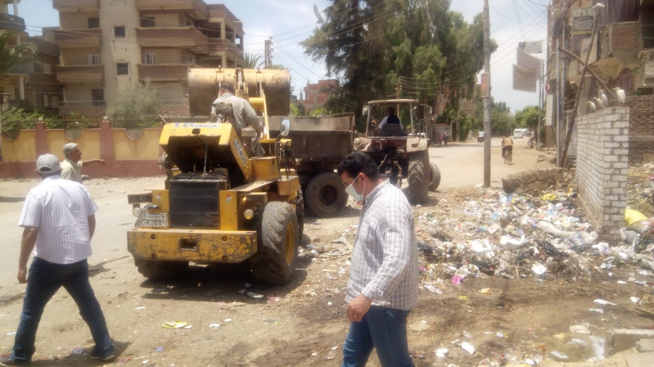 حملة مكبرة لرفع تجمعات القمامة بقرية زنارة  (3)