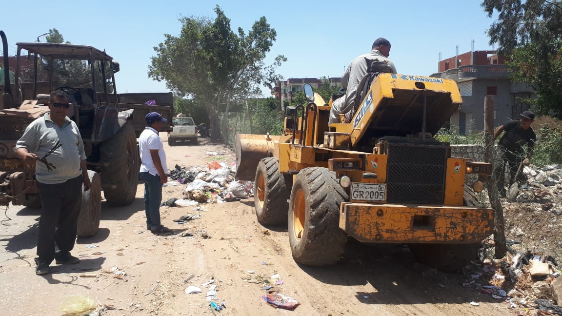 حملة مكبرة لرفع تجمعات القمامة بقرية زنارة  (12)