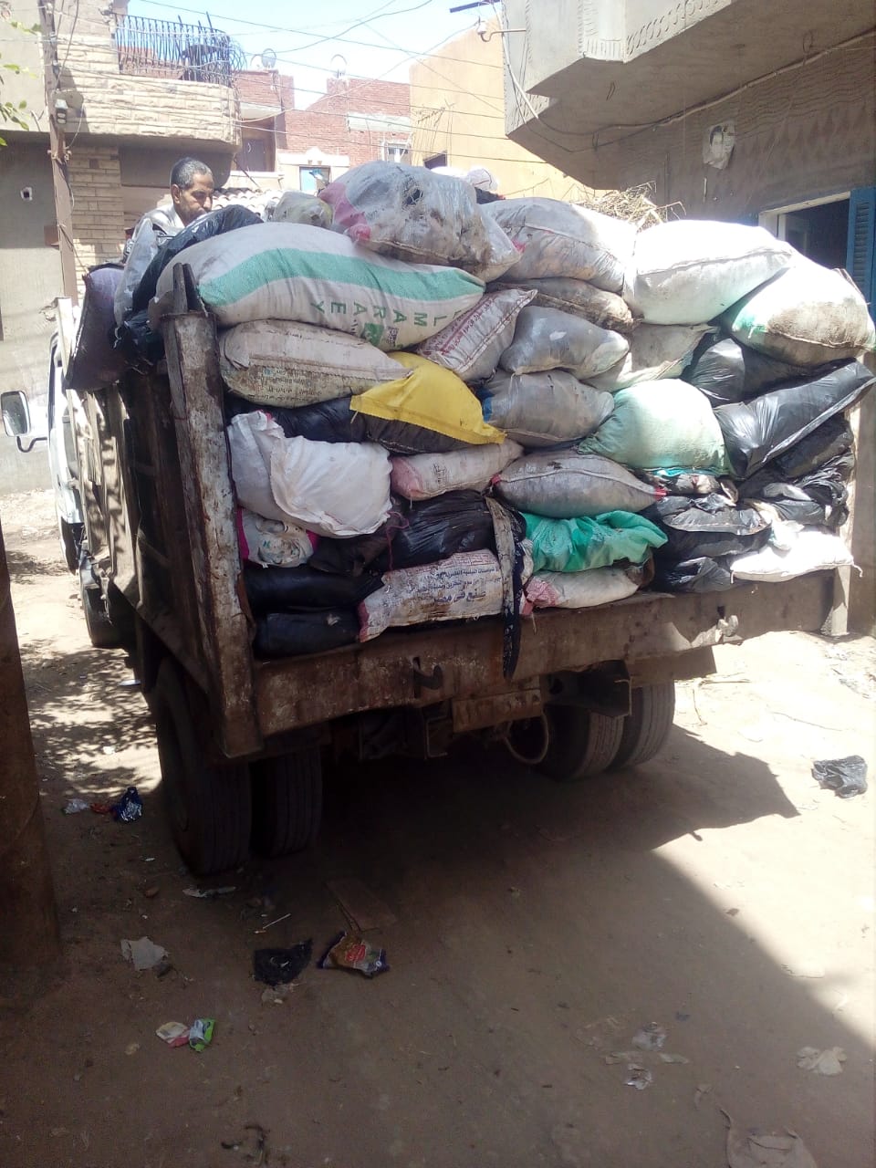 حملة مكبرة لرفع تجمعات القمامة بقرية زنارة  (6)