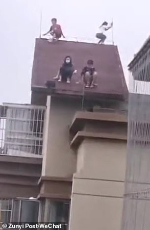 أربعة أطفال يلهون فوق مبنى فى الصين  (2)