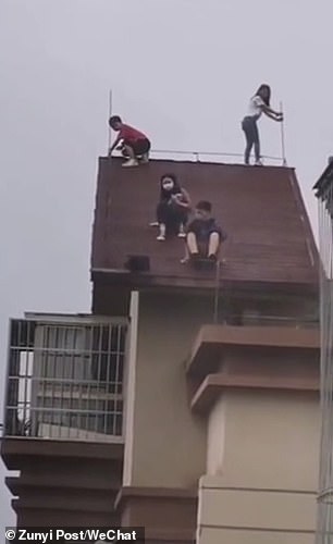 أربعة أطفال يلهون فوق مبنى فى الصين  (1)