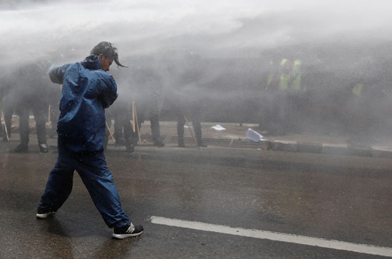 الشرطة تستخدم مدافع المياه لتفريق المتظاهرين