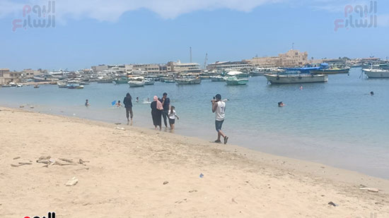 تجمعات المواطنين على شواطئ الإسكندرية (3)