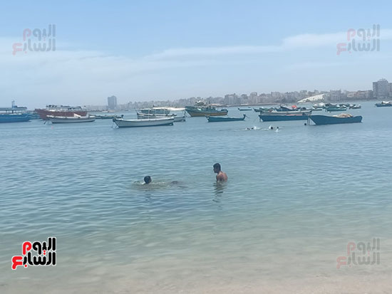 تجمعات المواطنين على شواطئ الإسكندرية (1)