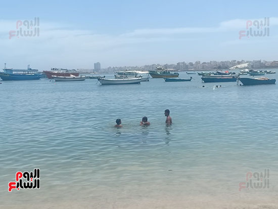 تجمعات المواطنين على شواطئ الإسكندرية (10)