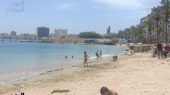 تجمعات المواطنين على شواطئ الإسكندرية (12)