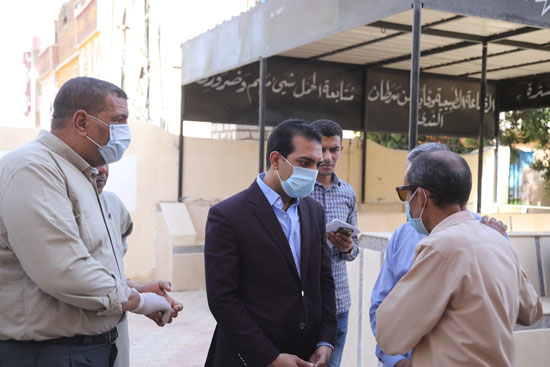 نائب محافظ قنا يطمئن على الخدمات الطبية ورفع كفاءة طريق مدخل قرية حجازة (1)