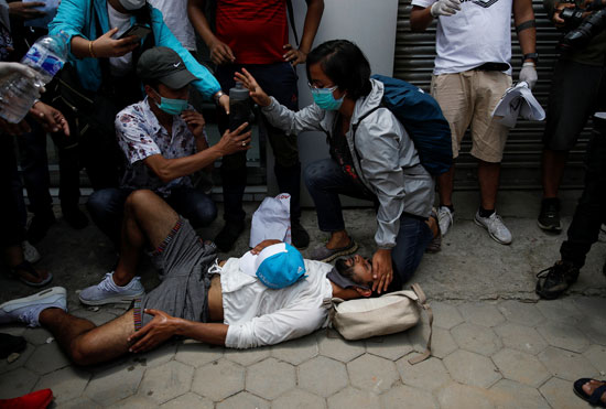 اصابة متظاهر خلال تفريق الشرطة للمتظاهرين
