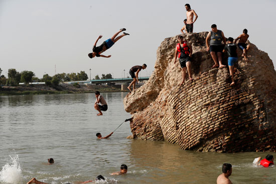 عراقيون يهربون إلى نهر دجلة