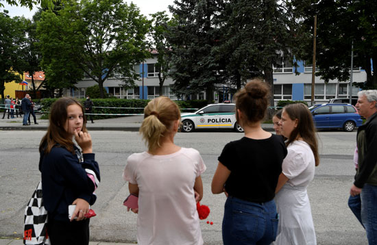 طلبة وأهالى الطلبة بمحيط المدرسة طلبة وأهالى الطلبة بمحيط المدرسة