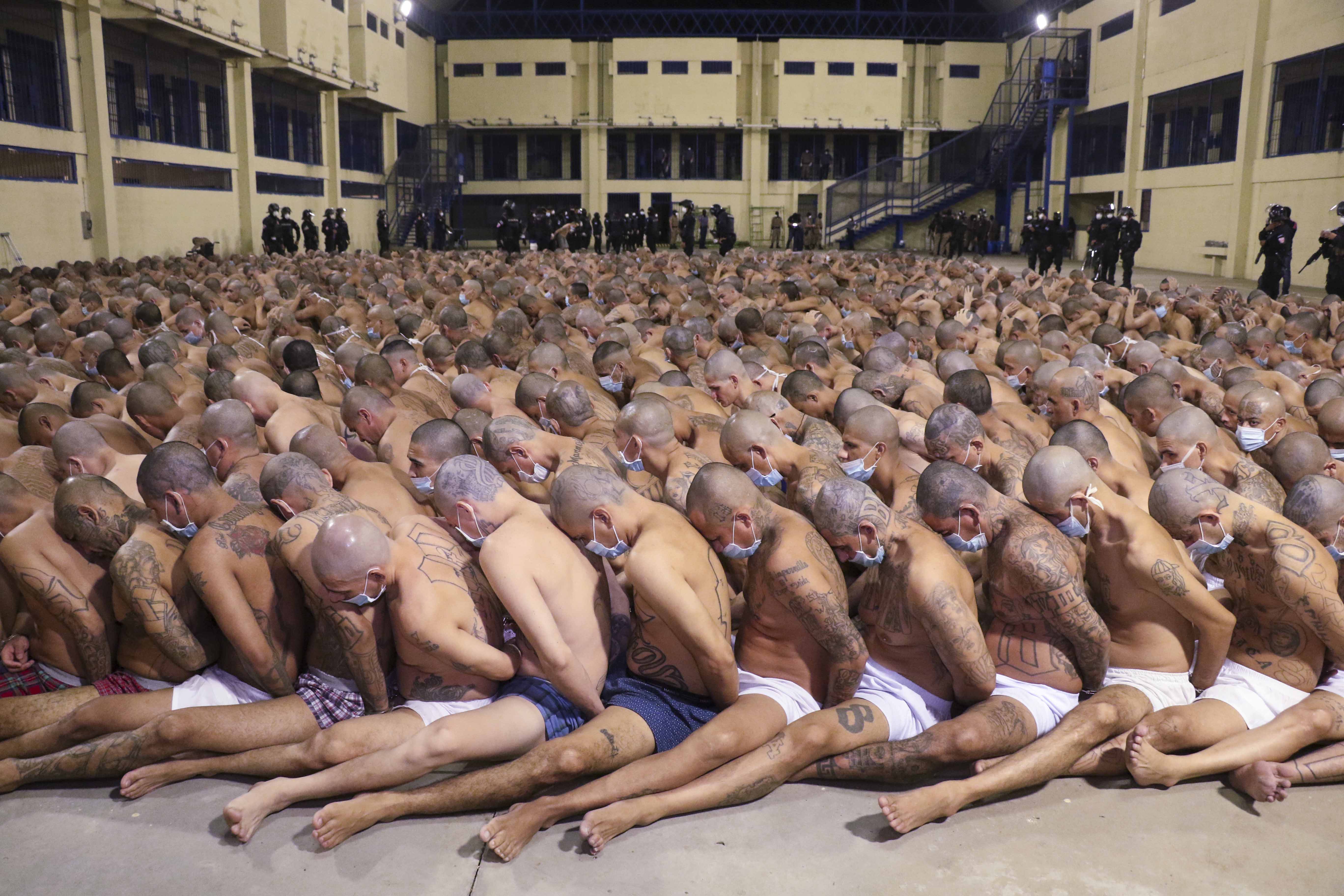 Сколько умирают в тюрьме. Человеческая многоножка 2009. Тюрьма Карандиру, Бразилия.