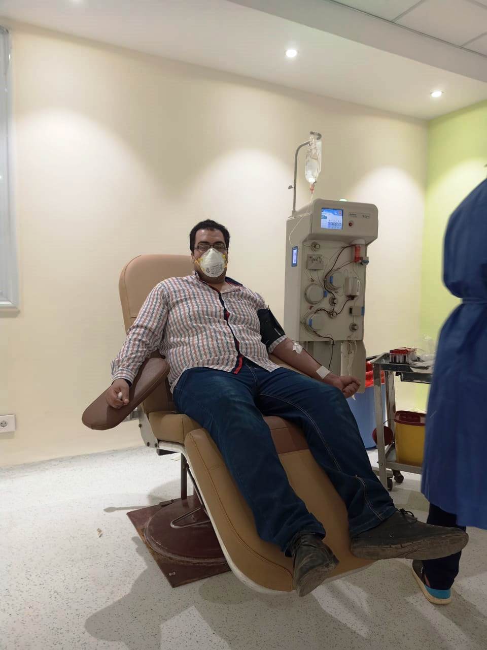 المتعافين من كورونا يتسابقون على التبرع ببلازما الدم فى المحافظات  (2)