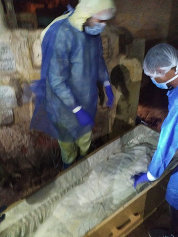 اثناء دفن جثمان المتوفاه بكورونا بمقابر عائلتها بالمحلة (14)