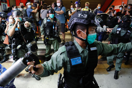 شرطة هونج كونج تنتشر فى مركز التسوق