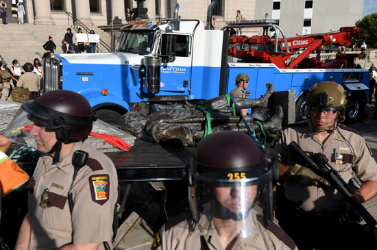 الشرطة بجوار شاحنة نقل التمثال