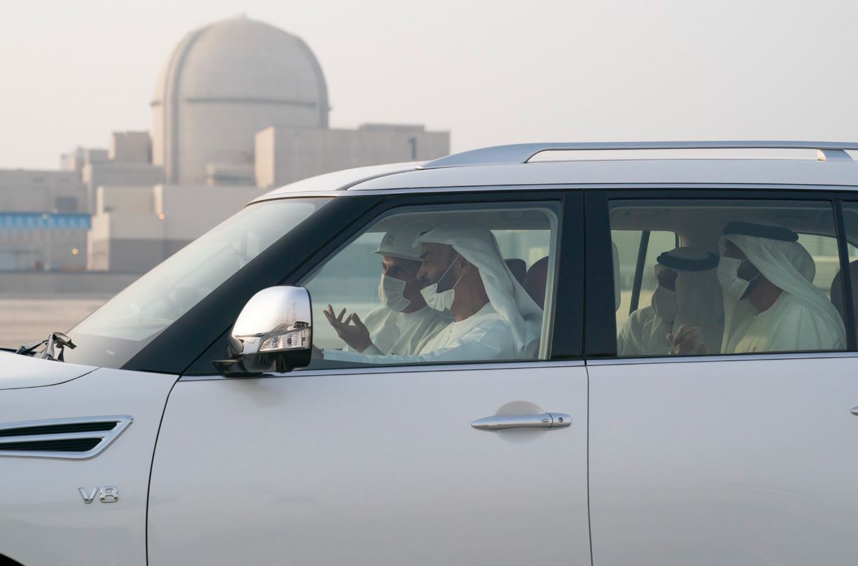 الشيخ محمد بن زايد خلال تفقده مشروع محطات براكة للطاقة النووية (4)