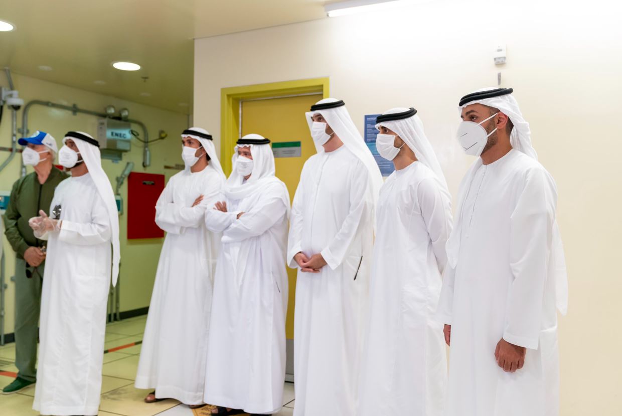 الشيخ محمد بن زايد خلال تفقده مشروع محطات براكة للطاقة النووية (1)