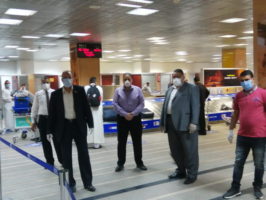 مطار الأقصر الدولى يستقبل رحلة دولة ثالثة تقل 151 مصرياً عالقاً بدولة الكويت (1)