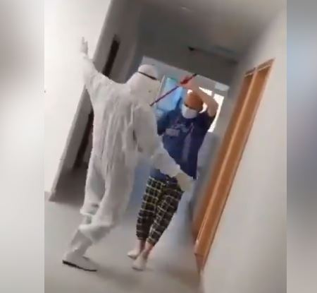 مريض كورونا يرقص مع ممرض بإحدى مستشفيات العزل (2)