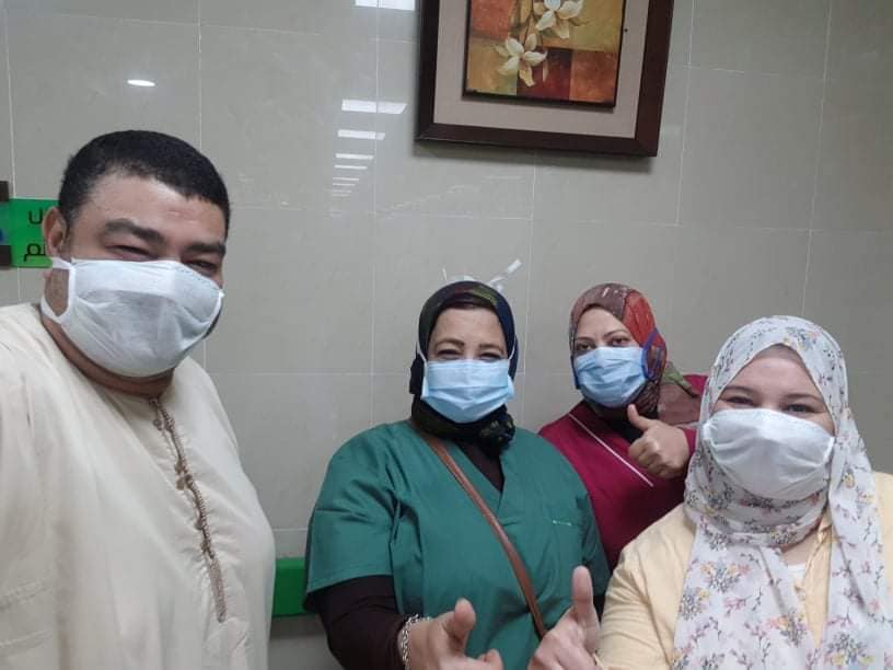 الفريق الطبى بالمستشفى مع الشيخ محمد منتصر