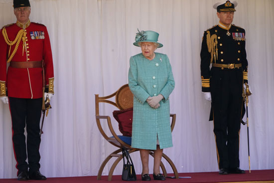 الملكة إليزابيث تقف لاستقبال تحية الحرس الملكى