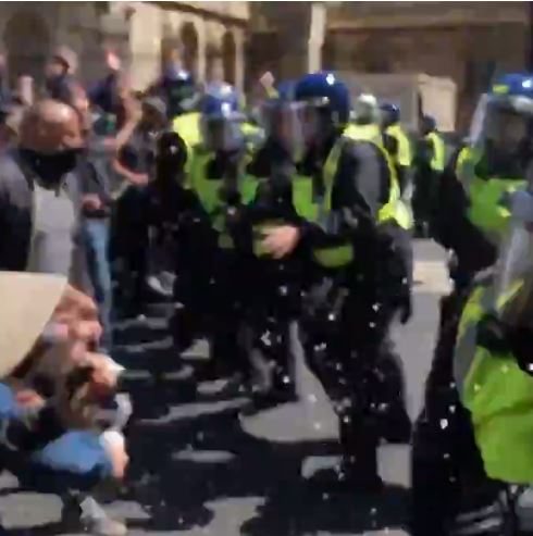اشتباكات الشرطة والمتظاهرين في لندن  (3)