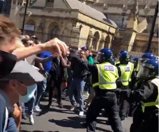 اشتباكات الشرطة والمتظاهرين في لندن  (4)