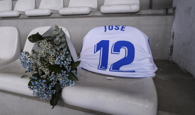 تكريم مشجعى ليجانيس ضحايا فيروس كورونا (1)