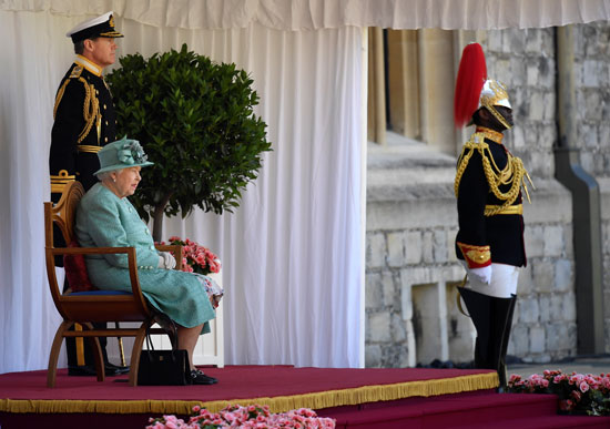 الملكة إليزابيث تجلس لتشاهد العروض
