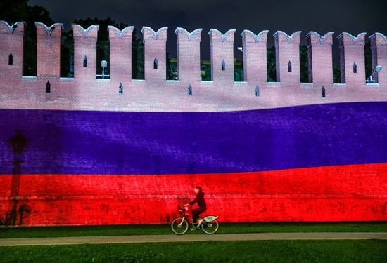 علم روسيا يزين جدار الكرملين