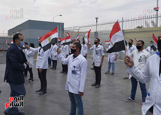 العمال يرفعون علم مصر فى استقبال رئيس الوزراء