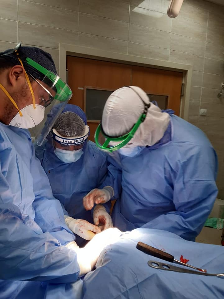 مستشفى الأقصر العام تجرى عملية جراحية دقيقة فى ذراع مصاب (2)