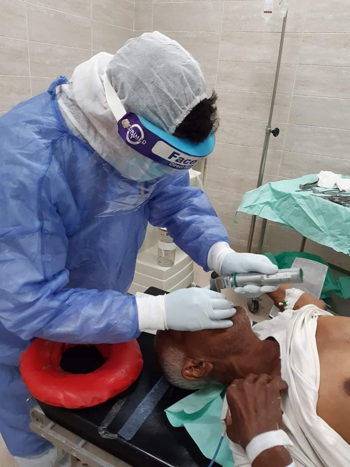 إجراء عملية جراحية لإصلاح ثقب بالأمعاء لحالة مصابة بكورونا  (2)