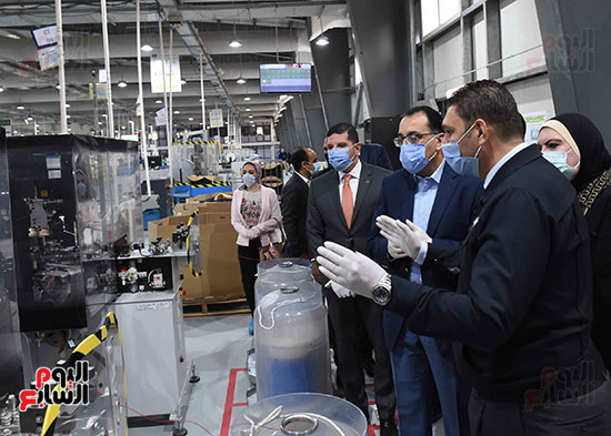 رئيس الوزراء خلال الجوله داخل المصنع