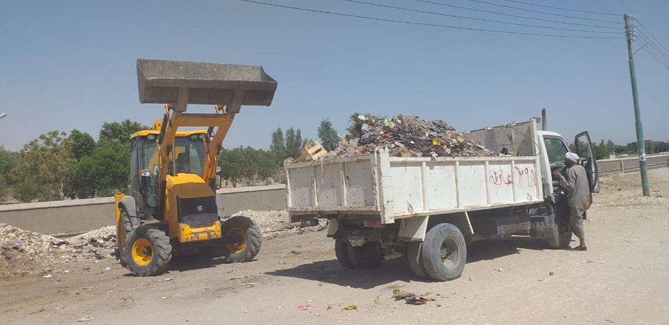 أعمال رفع المخلفات والقمامة من شوارع قرى جنوب الأقصر