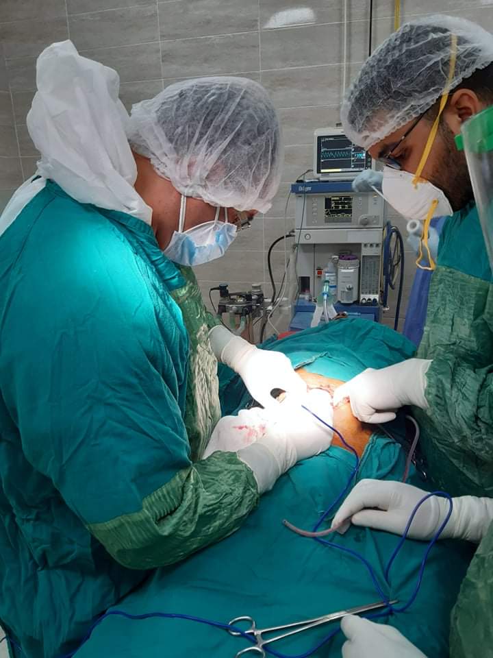 إجراء عملية جراحية لإصلاح ثقب بالأمعاء لحالة مصابة بكورونا  (4)
