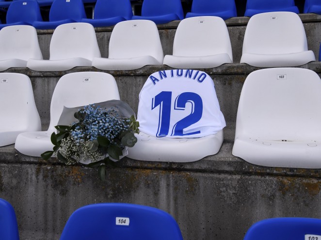 تكريم مشجعى ليجانيس ضحايا فيروس كورونا (5)