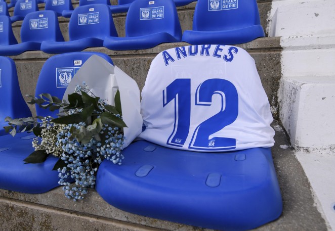 تكريم مشجعى ليجانيس ضحايا فيروس كورونا (3)