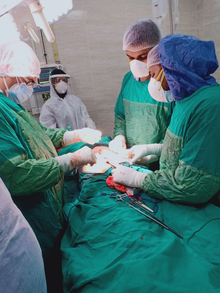 إجراء عملية جراحية لإصلاح ثقب بالأمعاء لحالة مصابة بكورونا  (1)