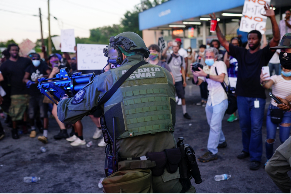 القوات الخاصة تحاول فض تظاهرات أتلانتا