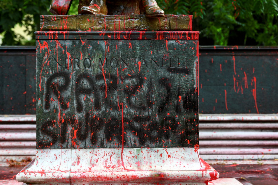 قاعدة التمثال ملطخة بالكامل